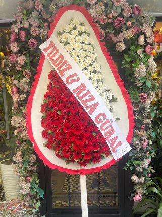 Kırmızı ve Beyaz Çiçekli Çelenk