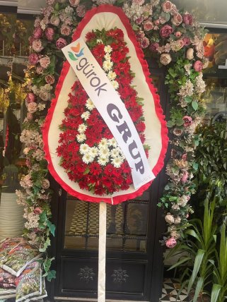 Prestige Kırmızı & Beyaz Çiçekli Çelenk