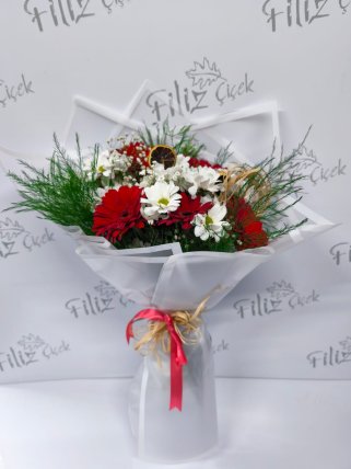 Kırmızı Beyaz Zarif Çiçek Buketi